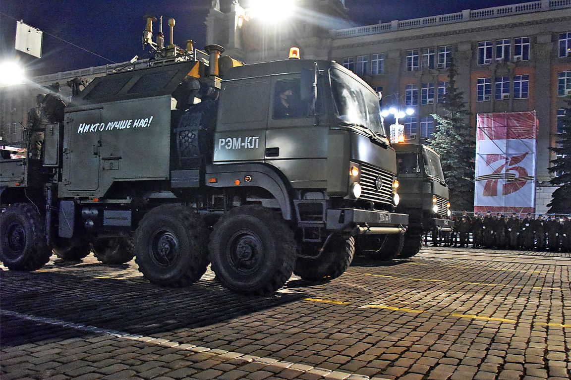 Фоторепортаж: военные провели ночную репетицию парада Победы в Екатеринбурге  - «Уральский рабочий»